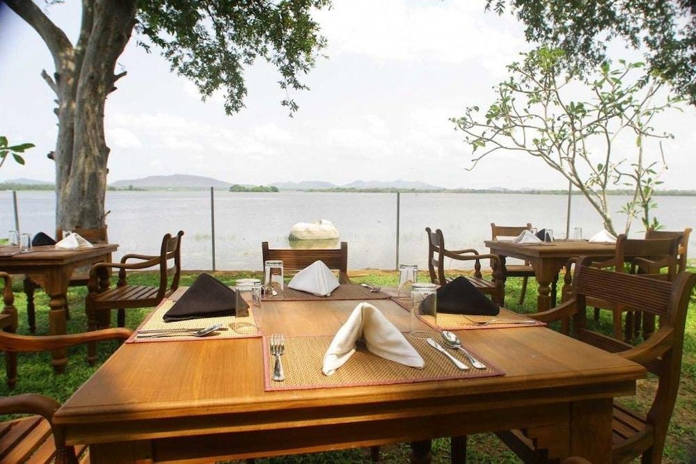 Yala Oga Reach Hotel ทิซซามาฮารามา ภายนอก รูปภาพ